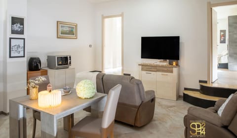 TV and multimedia, Seating area, Dining area