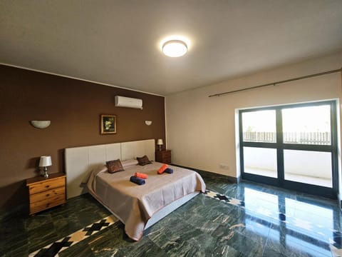 Bed, Photo of the whole room, Bedroom, towels, air conditioner