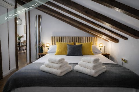 Bed, Bedroom, towels