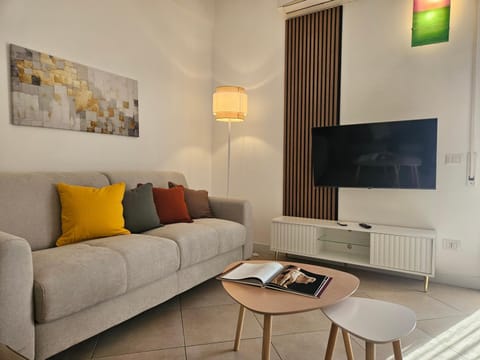 Communal lounge/ TV room, TV and multimedia, Balcony/Terrace, Living room, Seating area, Evening entertainment
