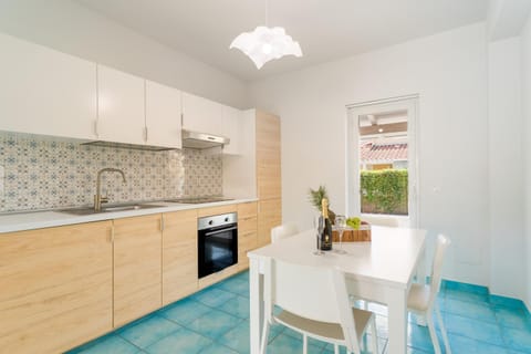 Kitchen or kitchenette, Dining area, Lunch, stove, kitchen
