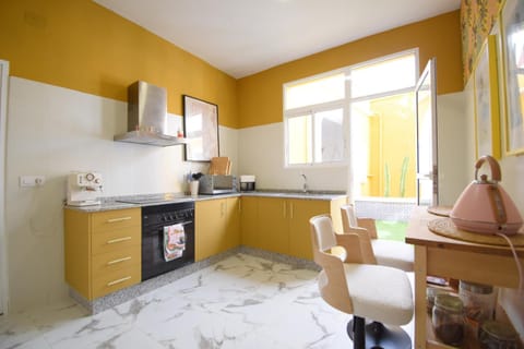 Kitchen or kitchenette, Living room, Seating area, stove