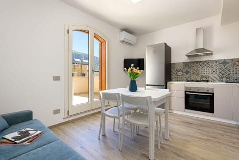 TV and multimedia, Living room, Dining area, oven, stove
