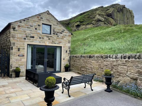 Property building, Patio, Day, Natural landscape, Garden, Garden view