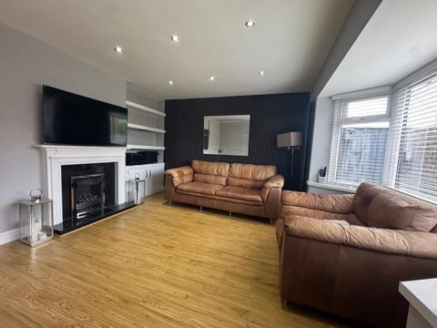 Communal lounge/ TV room, TV and multimedia, Living room, Seating area, Evening entertainment