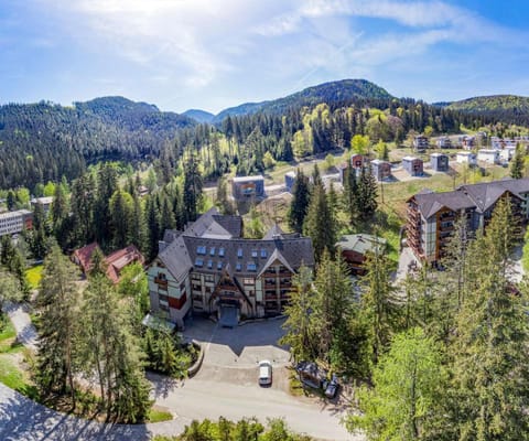 Property building, Nearby landmark, Day, Neighbourhood, Natural landscape, Bird's eye view, Mountain view
