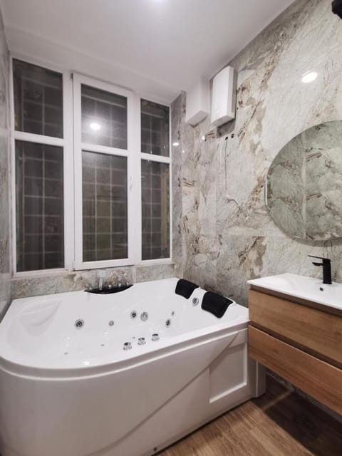 Hot Tub, Bathroom