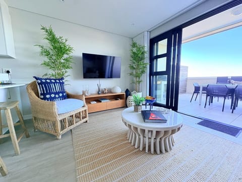 Patio, Communal lounge/ TV room, TV and multimedia, View (from property/room), Balcony/Terrace, Living room, Seating area, Dining area, Evening entertainment