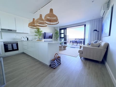 Kitchen or kitchenette, Seating area, Dining area, stove
