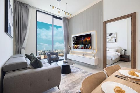 Communal lounge/ TV room, TV and multimedia, Living room, Food and drinks, Seating area, Evening entertainment