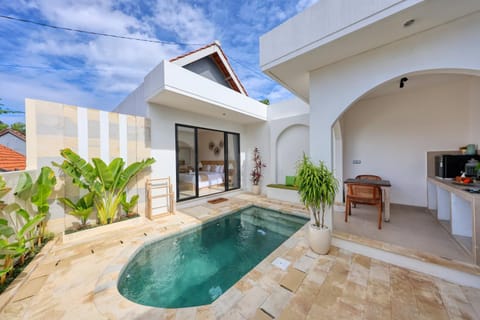Property building, Balcony/Terrace, Dining area, Pool view, Swimming pool, kitchen