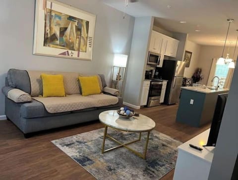 Charming 2BR Easy Access to VSU, SGMC & Downtown Apartment in Valdosta