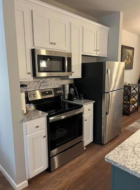 Charming 2BR Easy Access to VSU, SGMC & Downtown Apartment in Valdosta