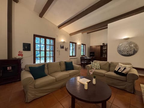 Living room, Seating area, internet