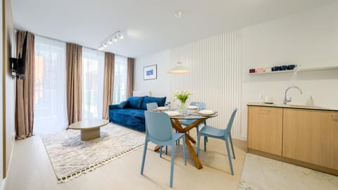 Kitchen or kitchenette, Living room, Seating area, Dining area