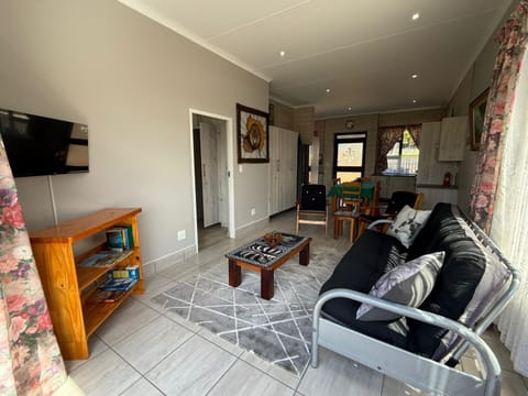 Kitchen or kitchenette, Lounge or bar