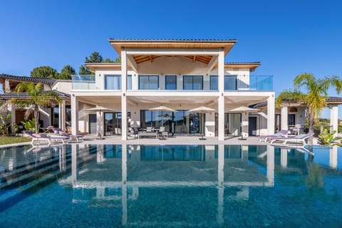 Property building, Swimming pool, sunbed