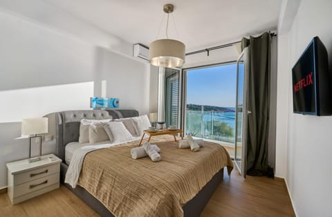 Bed, TV and multimedia, Coffee/tea facilities, View (from property/room), Bedroom, Sea view, Sea view