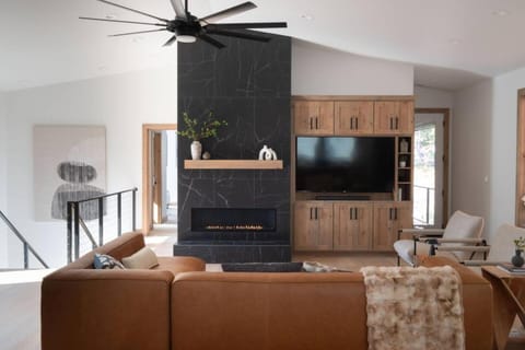 Communal lounge/ TV room, TV and multimedia, Living room, Seating area, Evening entertainment, fireplace