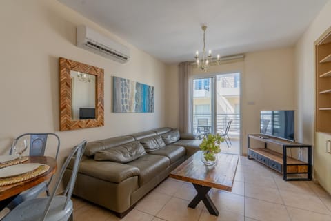 Communal lounge/ TV room, TV and multimedia, Living room, Seating area, Evening entertainment, air conditioner