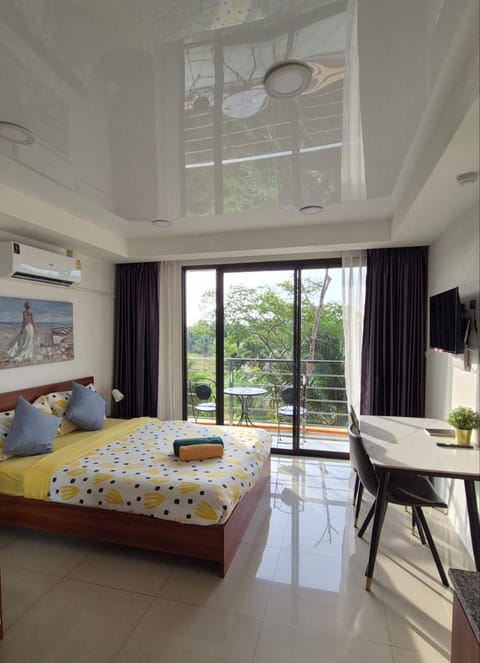 Photo of the whole room, Bedroom