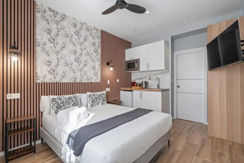 Bed, TV and multimedia, Photo of the whole room, Bedroom