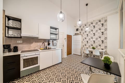Kitchen or kitchenette, Dining area, oven
