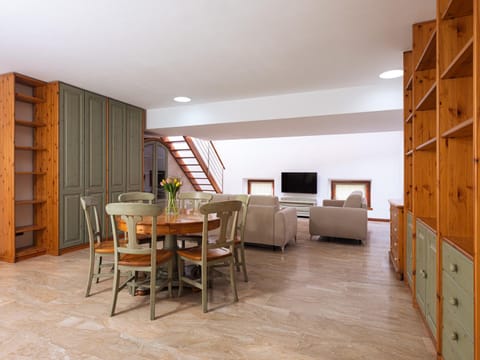 Bed, Coffee/tea facilities, Living room, Seating area, hair dryier, internet, towels