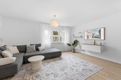 TV and multimedia, Living room, Photo of the whole room, Seating area, Inner courtyard view, heating, internet
