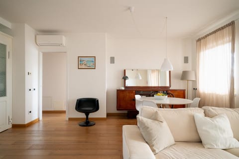 Photo of the whole room, Seating area