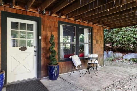Cozy Snug Cove Treehouse Apartment in Bowen Island