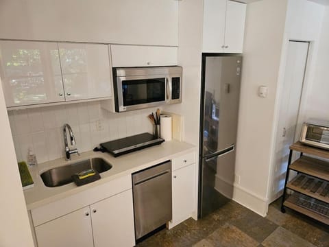 Cozy Snug Cove Treehouse Apartment in Bowen Island