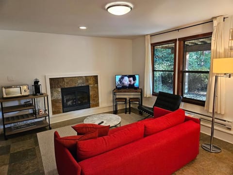 Cozy Snug Cove Treehouse Apartment in Bowen Island