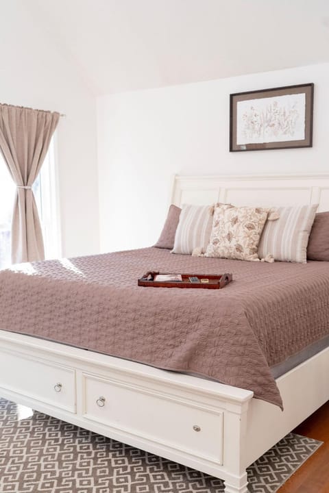 Serenity Cottage – Charming Auburn Retreat on 3 Wooded Acres House in Auburn