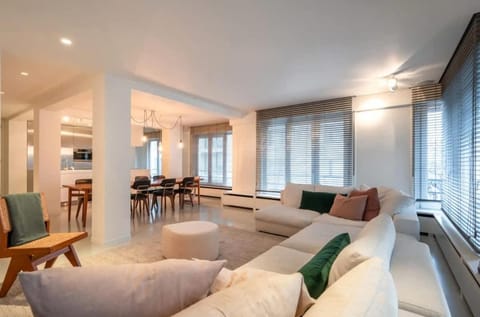 TV and multimedia, Living room, Seating area, Dining area