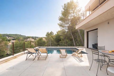 Natural landscape, View (from property/room), Balcony/Terrace, Dining area, Mountain view, Pool view, Swimming pool, sunbed