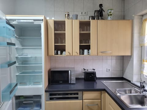 Coffee/tea facilities, Kitchen or kitchenette, dishwasher, stove, toaster