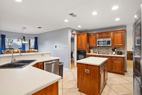 Best of Desoto - 5BR 3BA w Pool Patio BBQ Games House in DeSoto