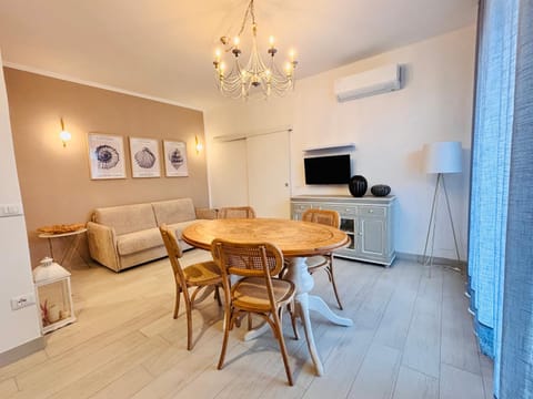 TV and multimedia, Living room, Dining area, air conditioner