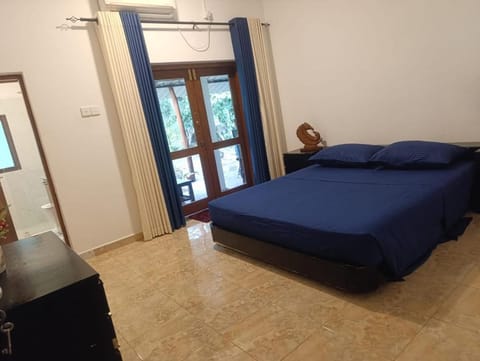 Bed, Seating area, Bedroom