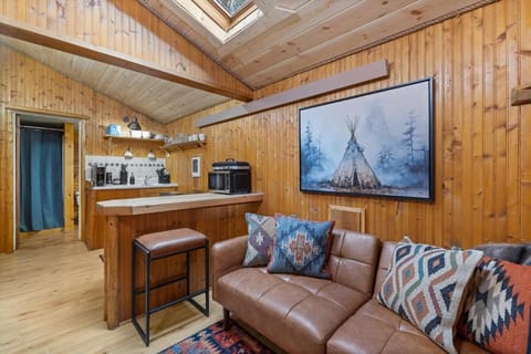Kitchen or kitchenette, Living room, Seating area, Dining area, minibar, stove