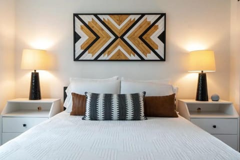 Cozy Bohemian Condo with Pool by Barcle House in Berry Hill