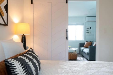 Cozy Bohemian Condo with Pool by Barcle House in Berry Hill