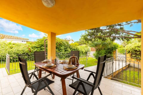 Patio, View (from property/room), Dining area, Garden view