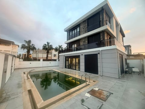 Property building, Patio, Day, Lounge or bar, Pool view, Swimming pool, sunbed