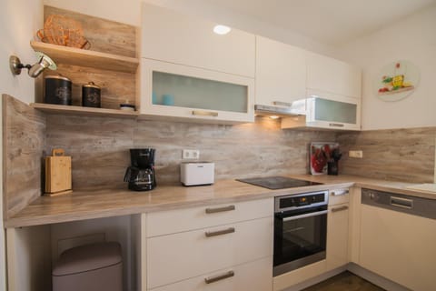 Coffee/tea facilities, Kitchen or kitchenette, dishwasher, oven, stove, toaster