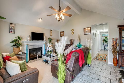 1 Mi to Gulf and Close to Casinos! Quiet Biloxi Home House in Biloxi