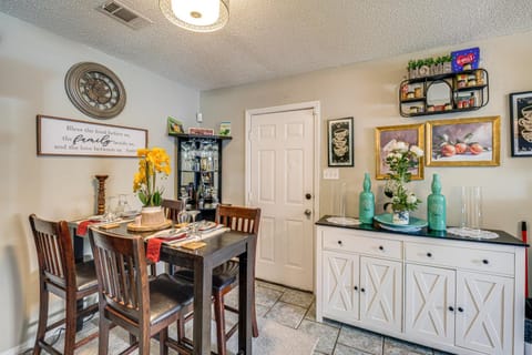 1 Mi to Gulf and Close to Casinos! Quiet Biloxi Home House in Biloxi