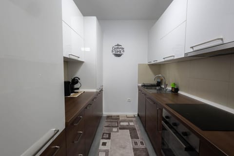 Coffee/tea facilities, oven, stove, kitchen