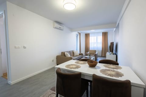 TV and multimedia, Living room, Seating area, Dining area, air conditioner